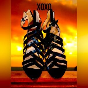 XOXO Sz 8.5 M Baxter style open toe black criss cross block heel back zip